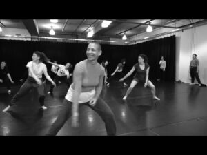 Angélique Willkie danse avec ses élèves