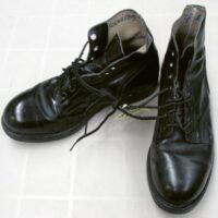 Les bottes des Joe sont attachées par paire à la fin de chaque séance de travail. 