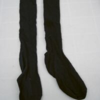 Photo 1 : Les chaussettes noires sont longues pour camoufler les chevilles. 