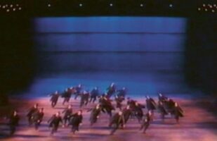 Joe, 1989. La rampe et la verrière sont installées au lointain, en fond de scène, et couvrent la largeur de l’espace de danse.