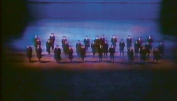 Photos 1 et 2 : Joe, 1989. Tel un orchestre sans chef, les Joe marchent, chantent et dansent ensemble. La Marche militaire, le LA.O.
