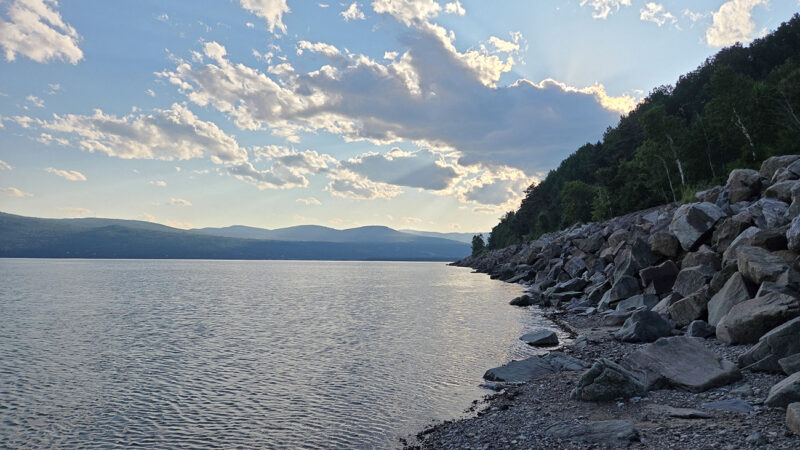 Fleuve Saint-Laurent, montagnes au fond